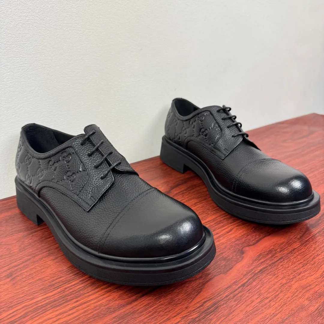 Batch 780 Gucci/Gucci new men's lace-up shoes with GG details, matte cow leather derby shoes! The design of this men's lace-up shoe is rooted in the brand's heritage. Crafted from premium waxed cow leather, it is embellished with GG printed embossed suede leather details, a nod to Gucci's iconic monogram. The rubber sole decorated with GG pattern adds a touch of modern fashion to this design. Typical three-joint style design. European and American classic version, full calfskin lining. The overall upper texture is soft and the lining is comfortable and breathable. 2CM thickened soft rubber sole, easy to control. Versatile and stylish upper foot, multiple colors available to meet different matching needs, complete package! Size: 39-40-41-42-43-44 leather shoe size (can be customized to 38.45.46) Item number: 7826Z cowhide pebbled pattern